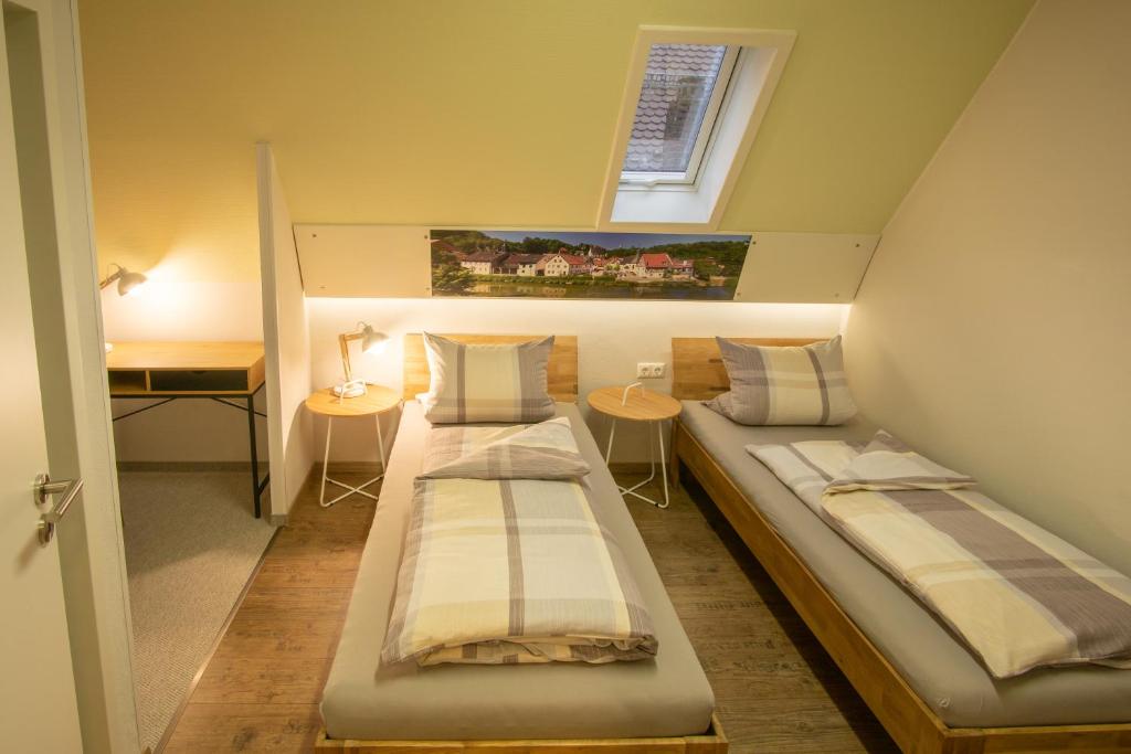 Un pat sau paturi într-o cameră la Eckerts Quartier
