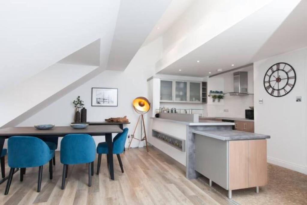 Køkken eller tekøkken på Edinburgh Deluxe Duplex with Garage