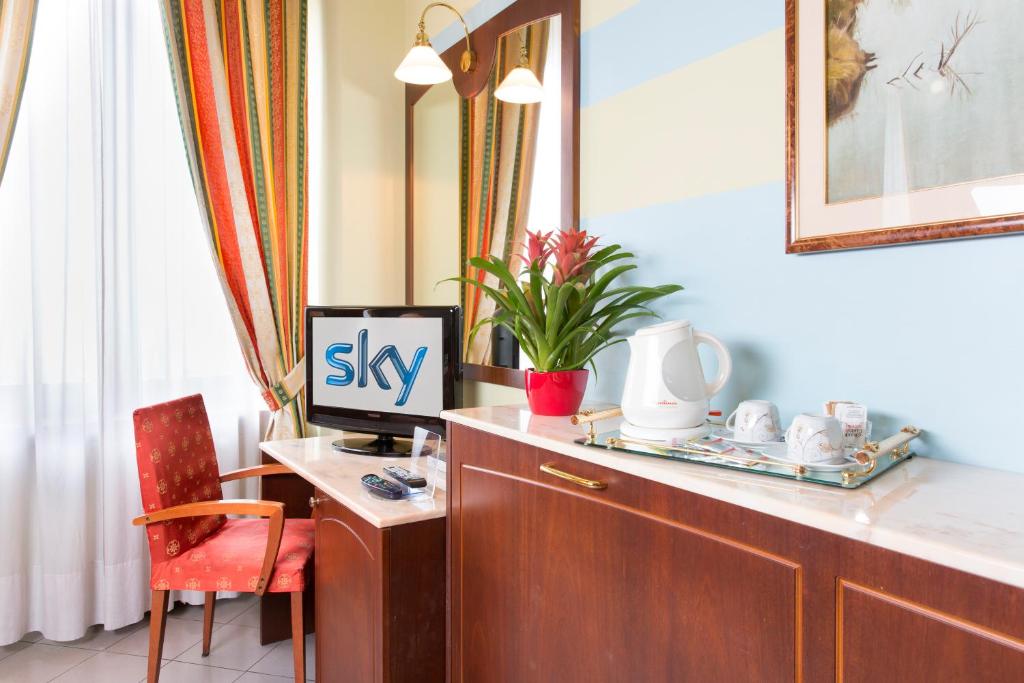 TV a/nebo společenská místnost v ubytování Hotel Londra