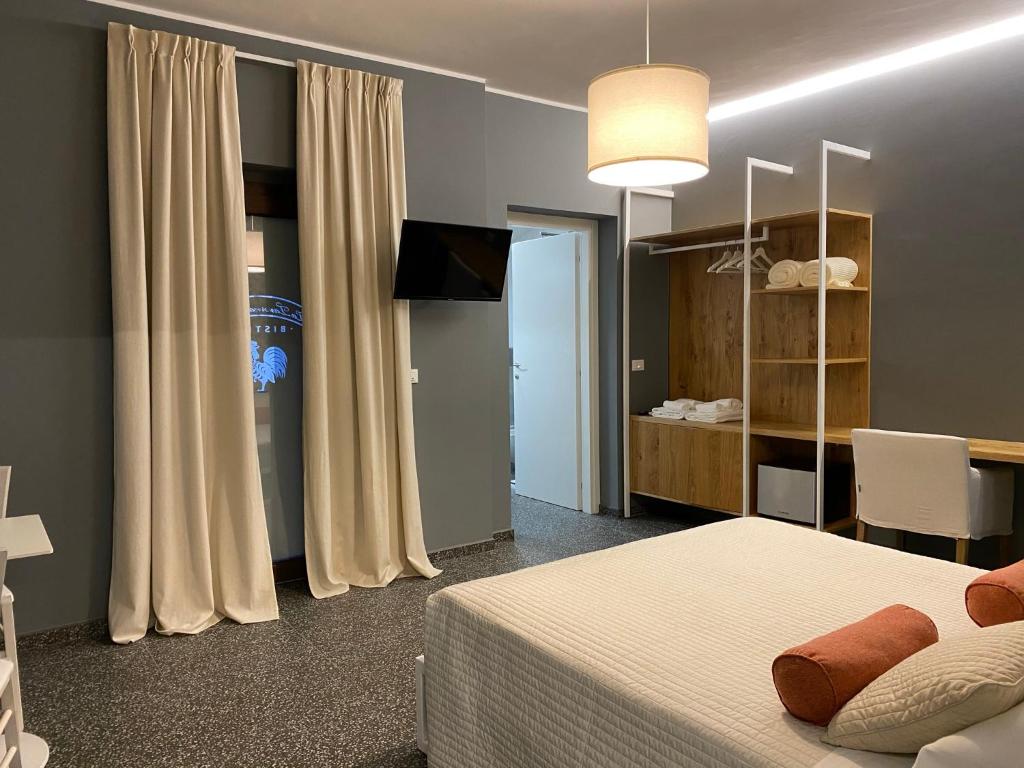 Łóżko lub łóżka w pokoju w obiekcie La Taverna Antica Rooms