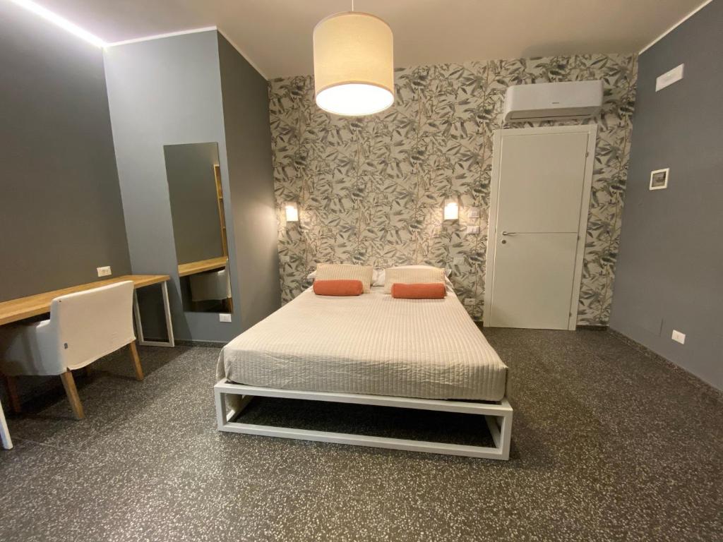Łóżko lub łóżka w pokoju w obiekcie La Taverna Antica Rooms