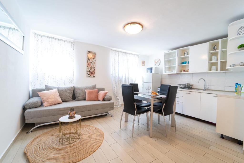 Kuhinja ili čajna kuhinja u objektu Marjan Apartment