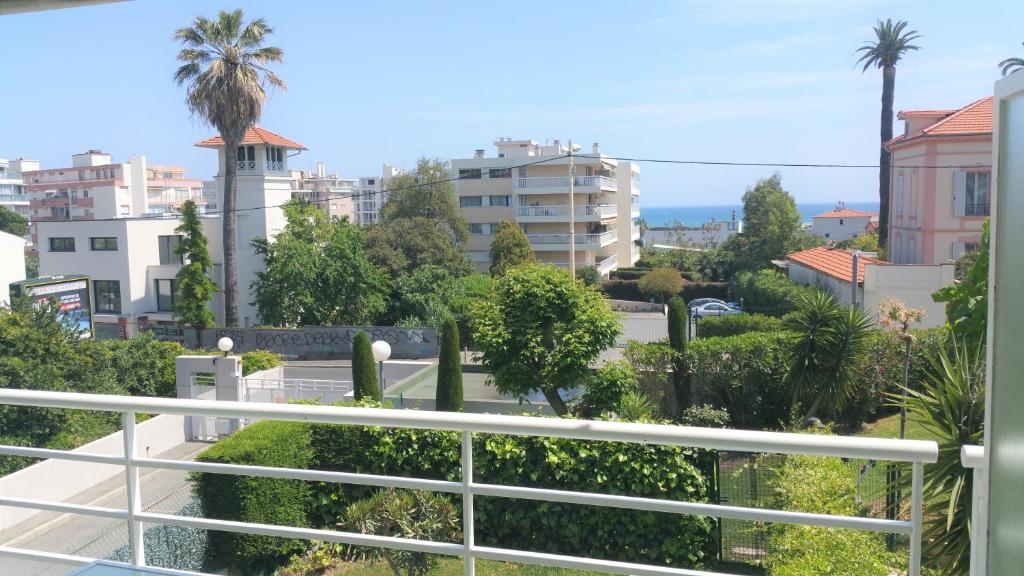 d'un balcon offrant une vue sur la ville. dans l'établissement Les Jardins de la Liberté, au Golfe-Juan