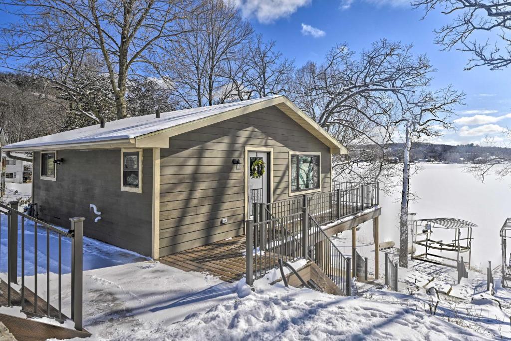 una pequeña casa con terraza en la nieve en Happys Haven Cabin with Gas Grill and Fire Pit! en Lodi