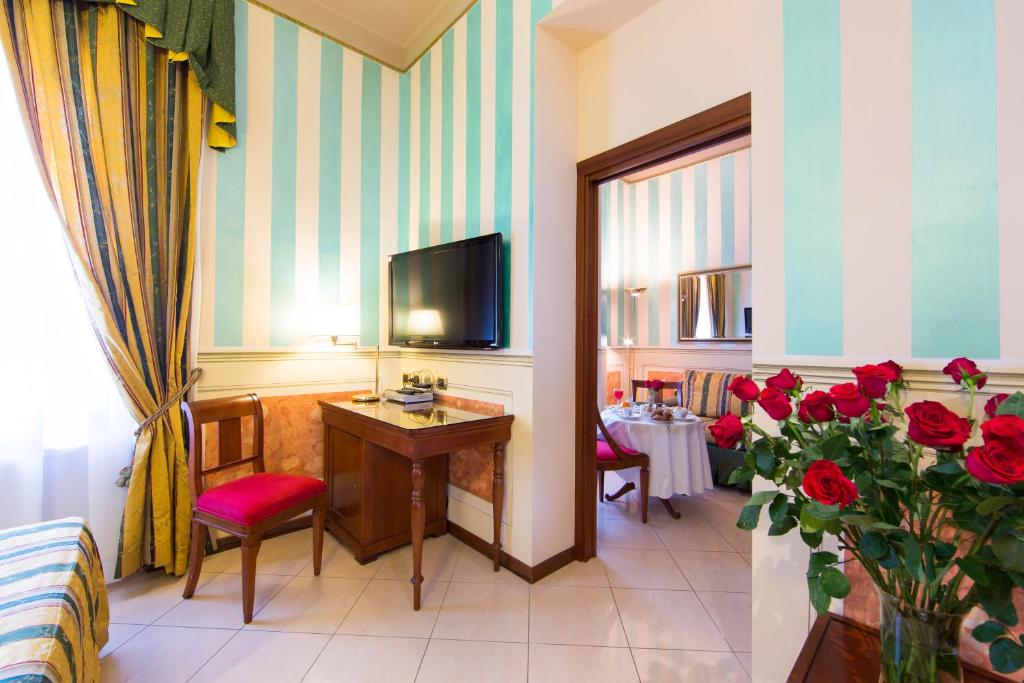 TV a/nebo společenská místnost v ubytování Hotel Londra