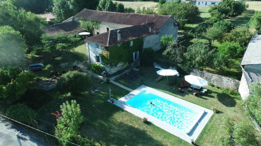 an aerial view of a house with a swimming pool at Les Granges de la Leigne, Ruffec in Condac