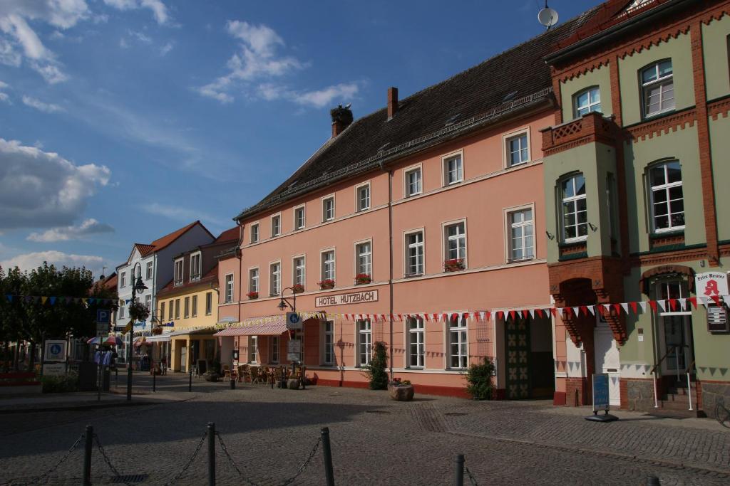 eine Straße in einer Stadt mit vielen Gebäuden in der Unterkunft Hotel Kutzbach in Reuterstadt Stavenhagen