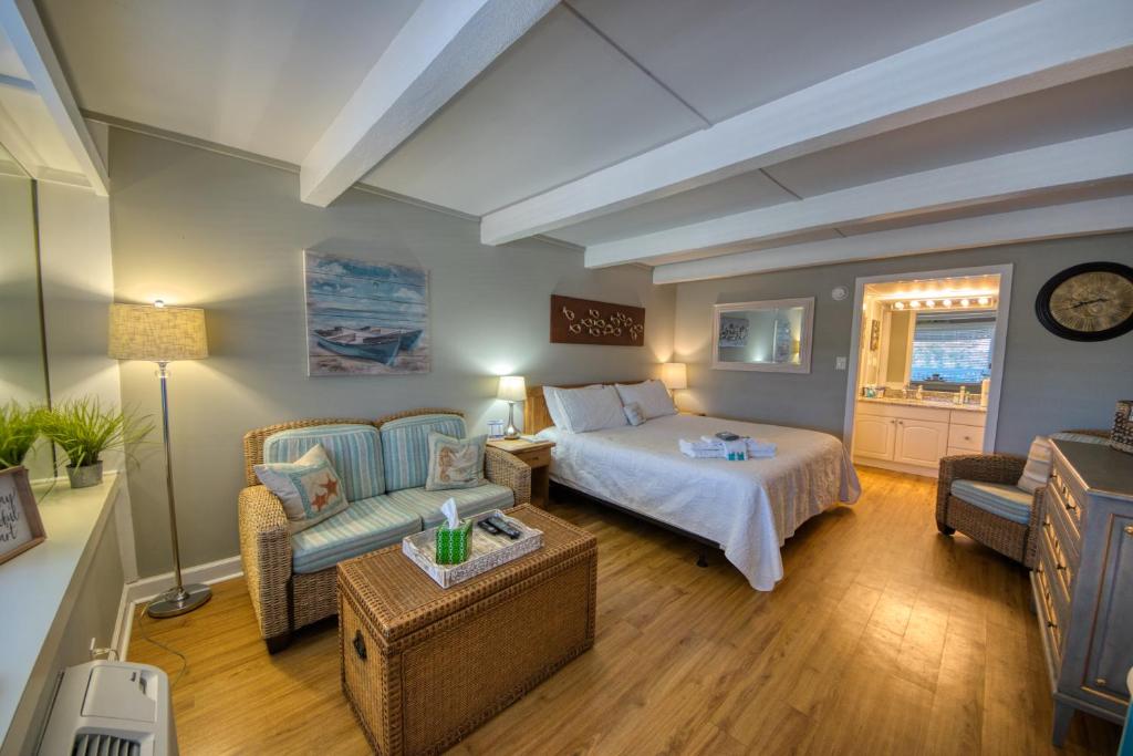 Postel nebo postele na pokoji v ubytování Waterway View Studio 2 w/ Pool, 1 mile to Wrightsville Beach