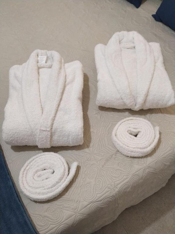 ein Stapel Handtücher auf einem Bett in der Unterkunft Casa Guanche in Puerto del Rosario