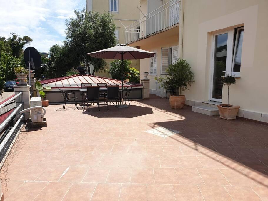 Budova, v ktorej sa apartmán nachádza