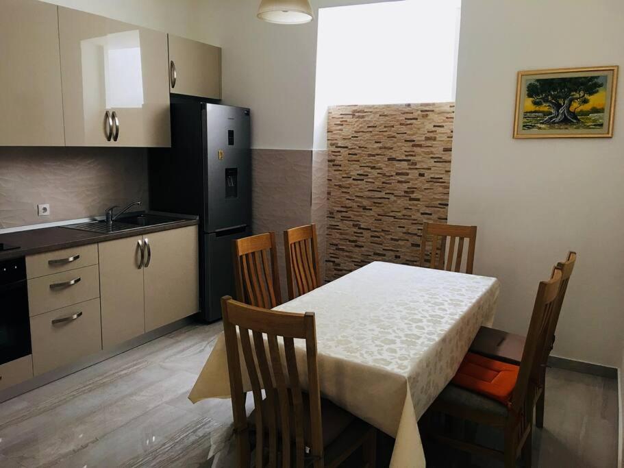 Kuchyňa alebo kuchynka v ubytovaní Apartment Kate, 3 - Bedroom (4+2), Large Terrace