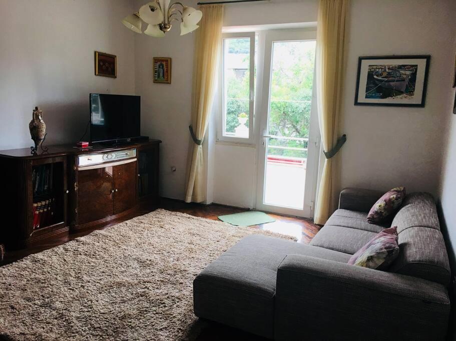 Televízia a/alebo spoločenská miestnosť v ubytovaní Apartment Kate, 3 - Bedroom (4+2), Large Terrace