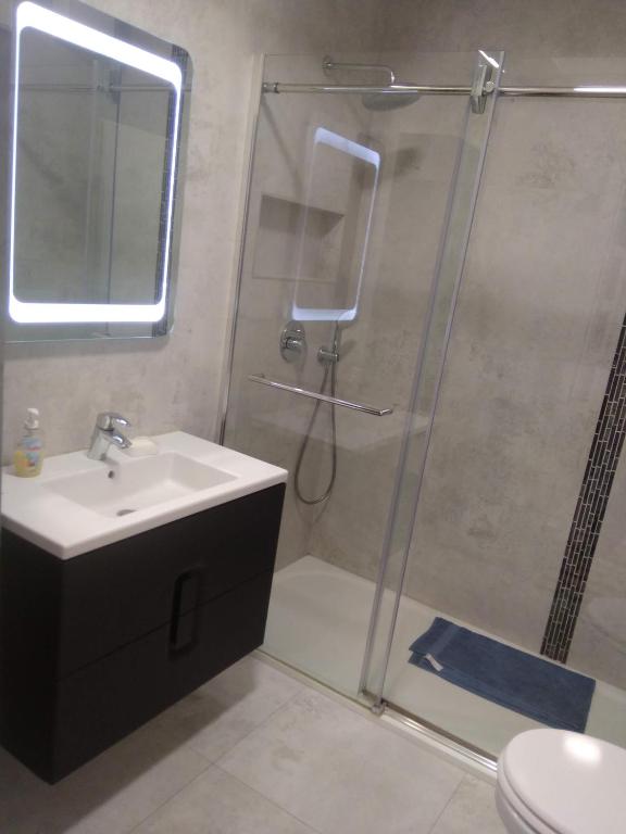 A bathroom at Atkacs Home