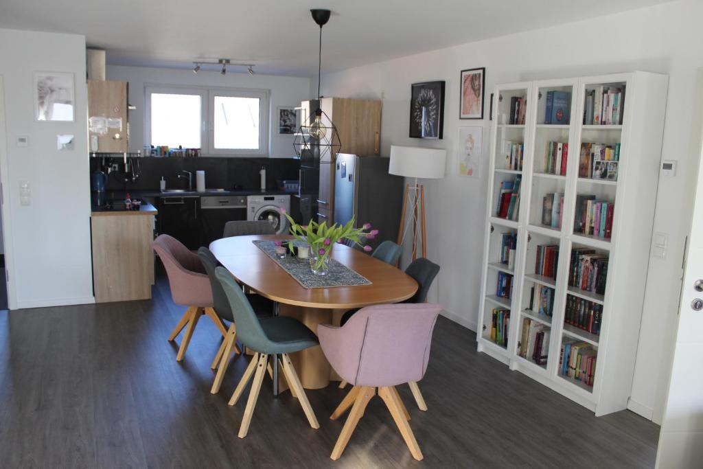 een eetkamer en een keuken met een tafel en stoelen bij Köln und Natur in Erftstadt