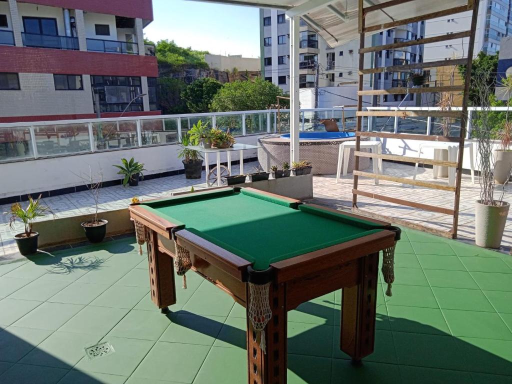 a pool table on the roof of a building at Cobertura Maravilhosa com área livre in Vitória