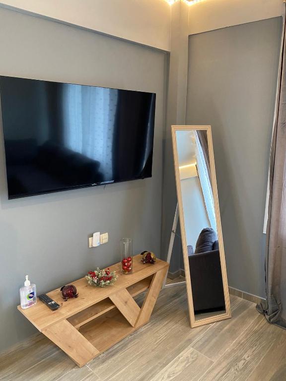 Telewizja i/lub zestaw kina domowego w obiekcie Alexandras cozy apartment Ioannina