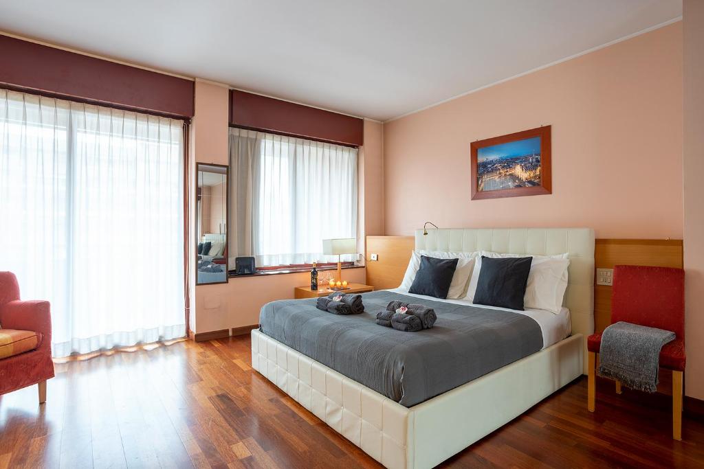 1 dormitorio con 1 cama grande y 2 ventanas en Appartamento Centrale vicino a Humanitas e Forum Assago, en Basiglio