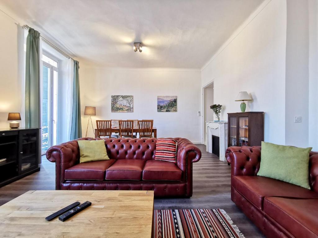 un salon avec deux canapés en cuir et une table dans l'établissement Congrès Carré d'Or by Booking Guys, à Nice