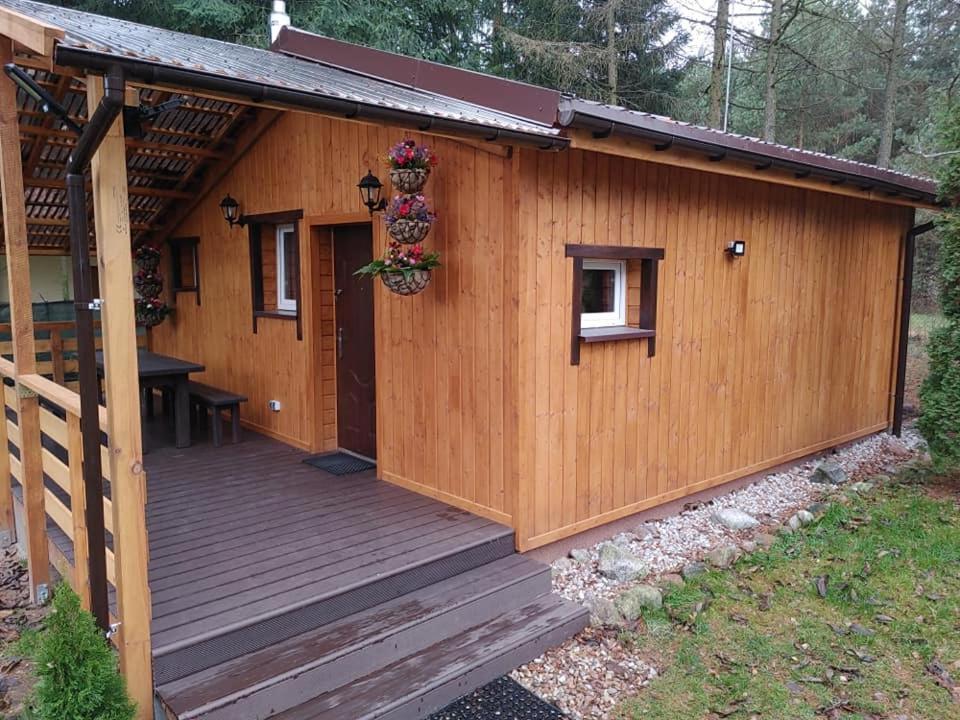 une cabine avec une terrasse en bois et une table dans l'établissement Zacisze u Ani, à Siemiany