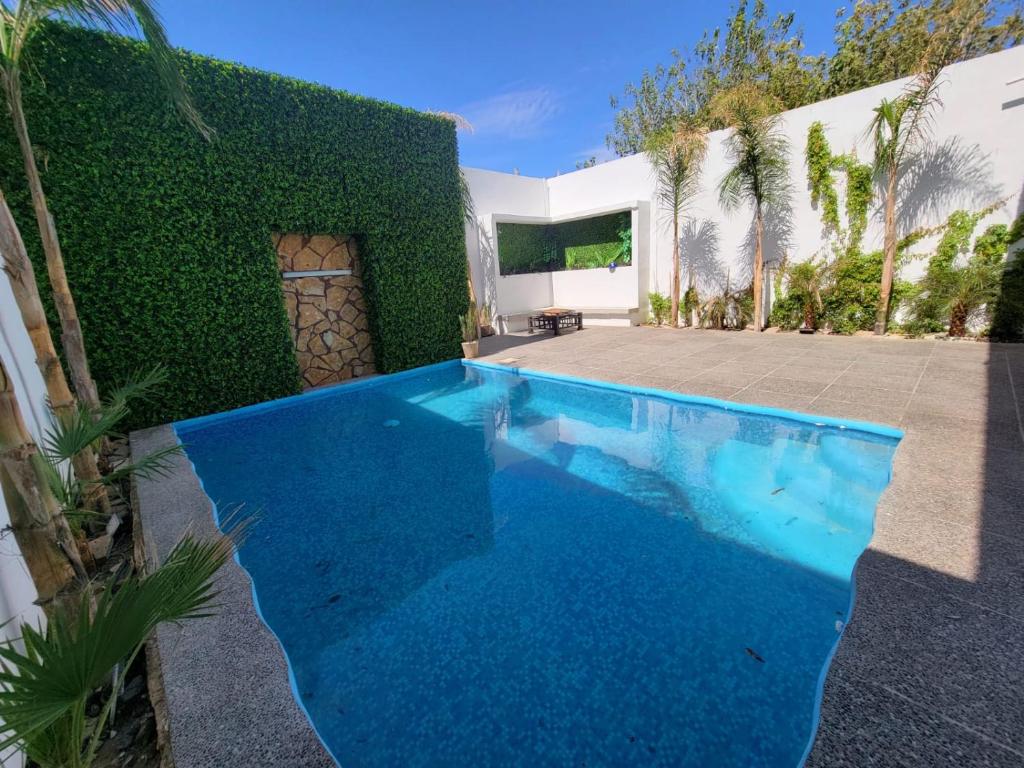 una piscina nel cortile di una casa di Casa Patrones Cuatrociénegas a Cuatrociénegas de Carranza