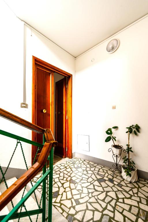 Zdjęcie z galerii obiektu Hostly - The Urban Garden House - 3 Bedrooms, Garden, Great Location! w Pizie