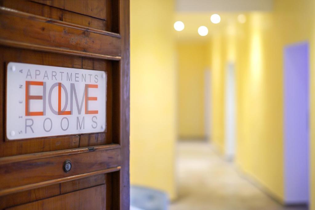 Znak na drzwiach, na którym jest napisane "pokoje w apartamentach" w obiekcie ELEROOM w Sienie