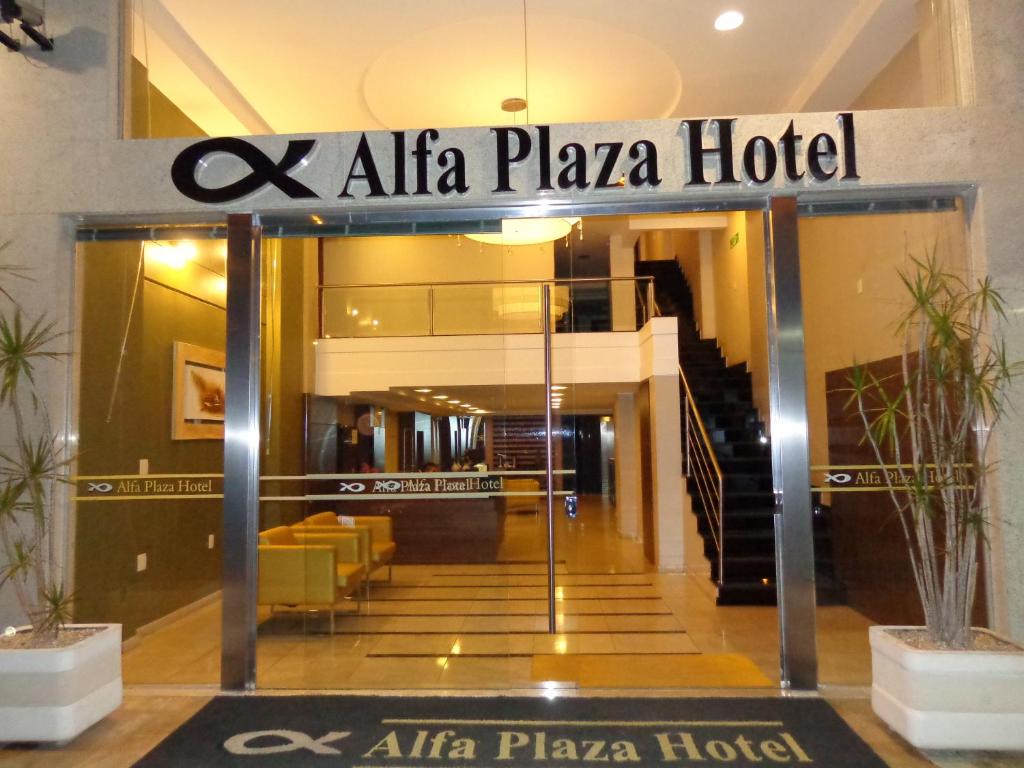 uma entrada para um hotel atria plaza em Alfa Plaza Hotel em Brasília