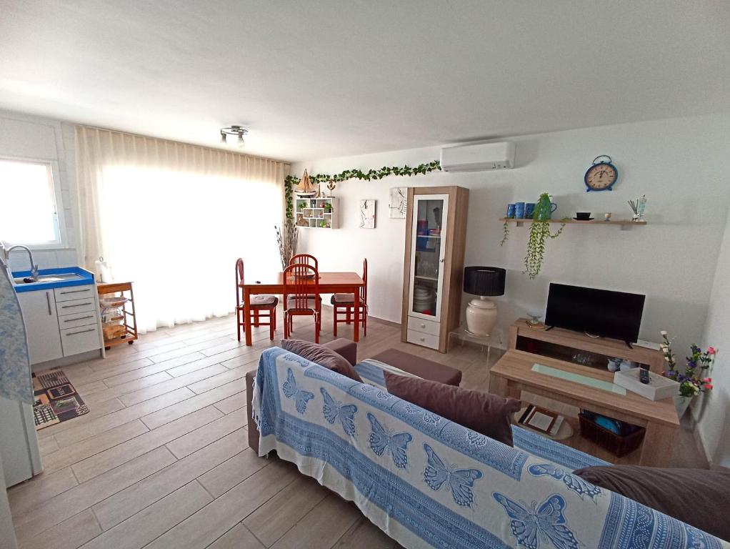 Televízia a/alebo spoločenská miestnosť v ubytovaní Bikini