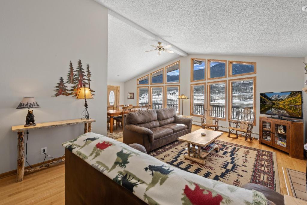 sala de estar con sofá y mesa en Lily Mountain Lodge - Amazing Mountains Views, Private Hot Tub, Great Location en Estes Park