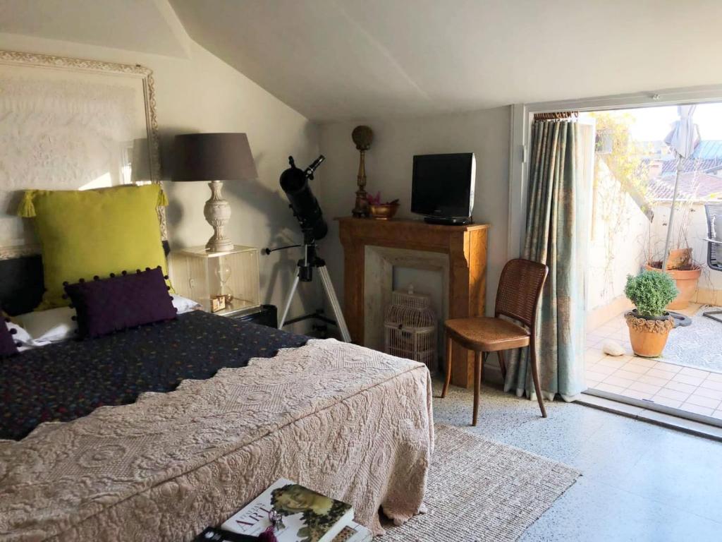 sypialnia z łóżkiem, telewizorem i oknem w obiekcie Cento passi dall' Arena w Weronie