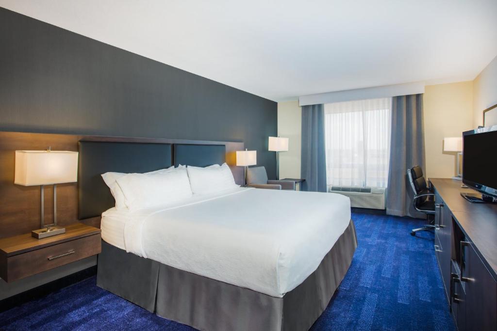 Postel nebo postele na pokoji v ubytování Holiday Inn & Suites Grande Prairie by IHG