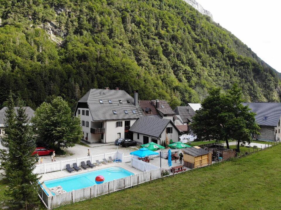 vista aerea di una casa con piscina di Encijan Apartments a Log pod Mangartom (Bretto)