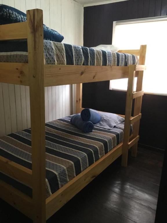 Llit o llits en una habitació de Hostal Plaza Chiloe