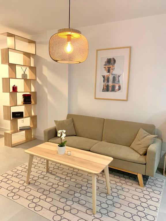 a living room with a couch and a coffee table at Cozy apartamento en distrito centro de Málaga in Málaga