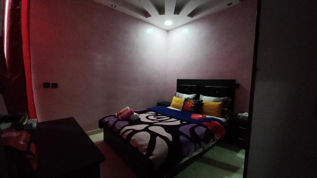 a small room with a bed in a room at Chambre privé private room Aéroport Mohamed 5 in Deroua