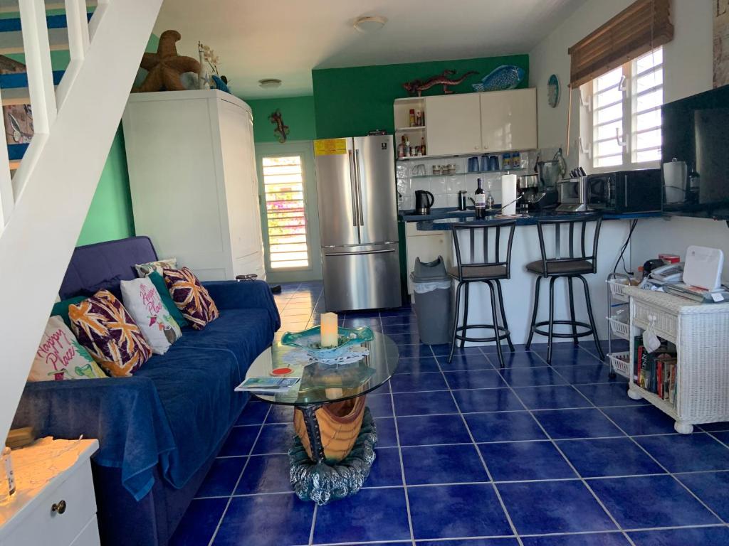 sala de estar con sofá y mesa en Oceanfront Townhome in Marazul Dive Resort en Sabana Westpunt
