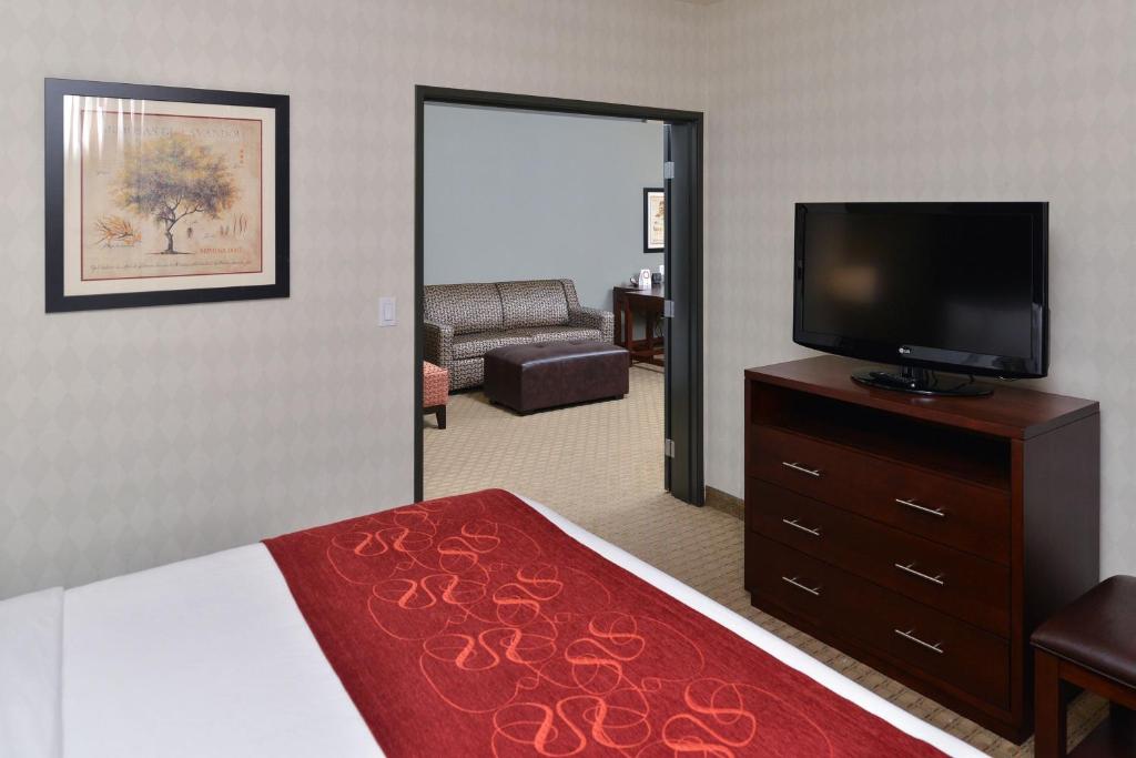 TV a/nebo společenská místnost v ubytování Comfort Suites Airport Tukwila Seattle