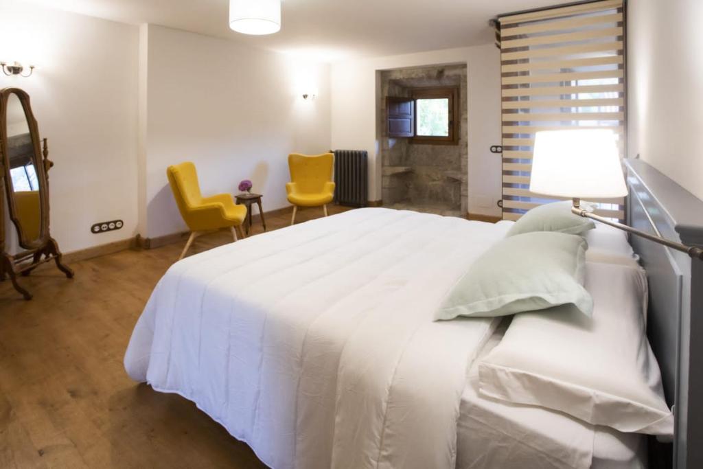 Postel nebo postele na pokoji v ubytování Casa Rural Llanes Asturias