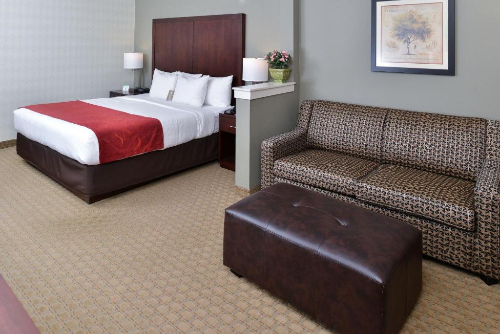 Postel nebo postele na pokoji v ubytování Comfort Suites Airport Tukwila Seattle