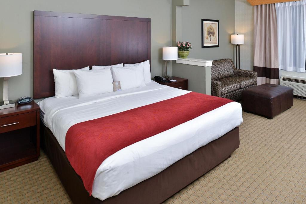 Postel nebo postele na pokoji v ubytování Comfort Suites Airport Tukwila Seattle