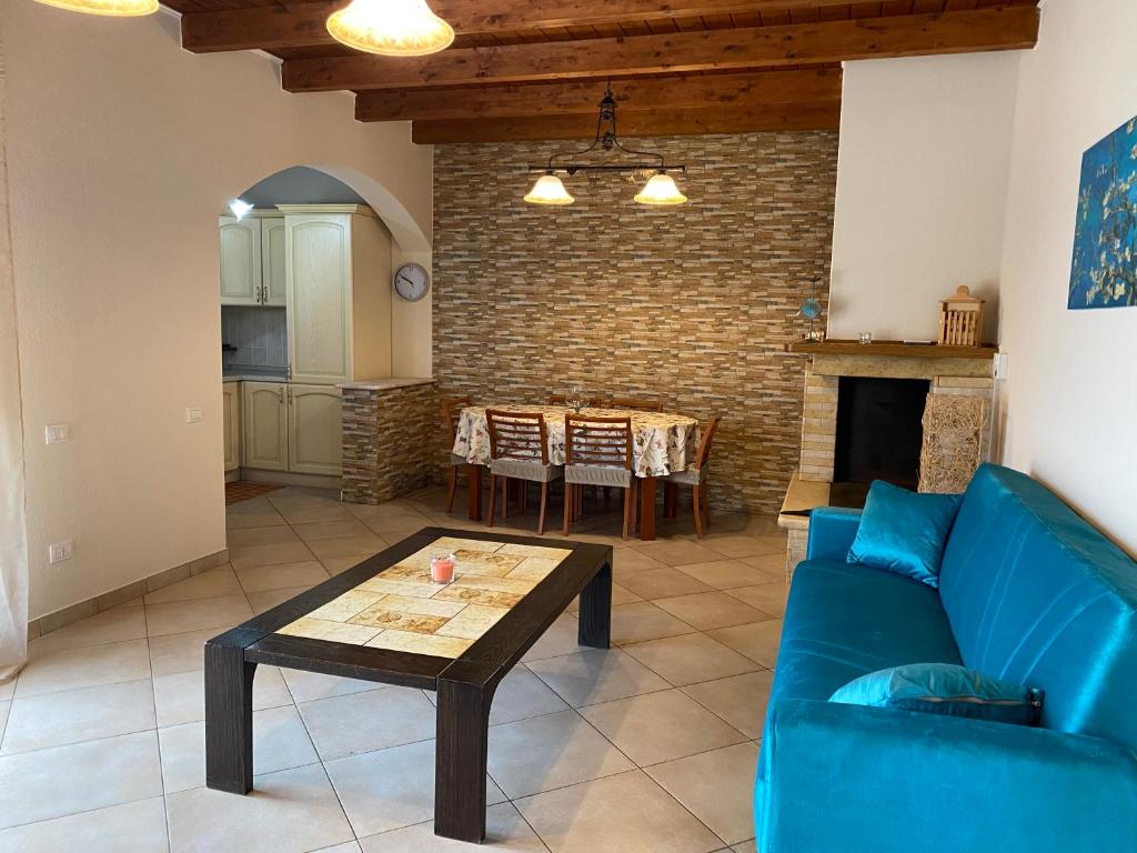 Una sala de estar con un sofá azul y una mesa. en CASA VACANZA MARYAM, en Pula