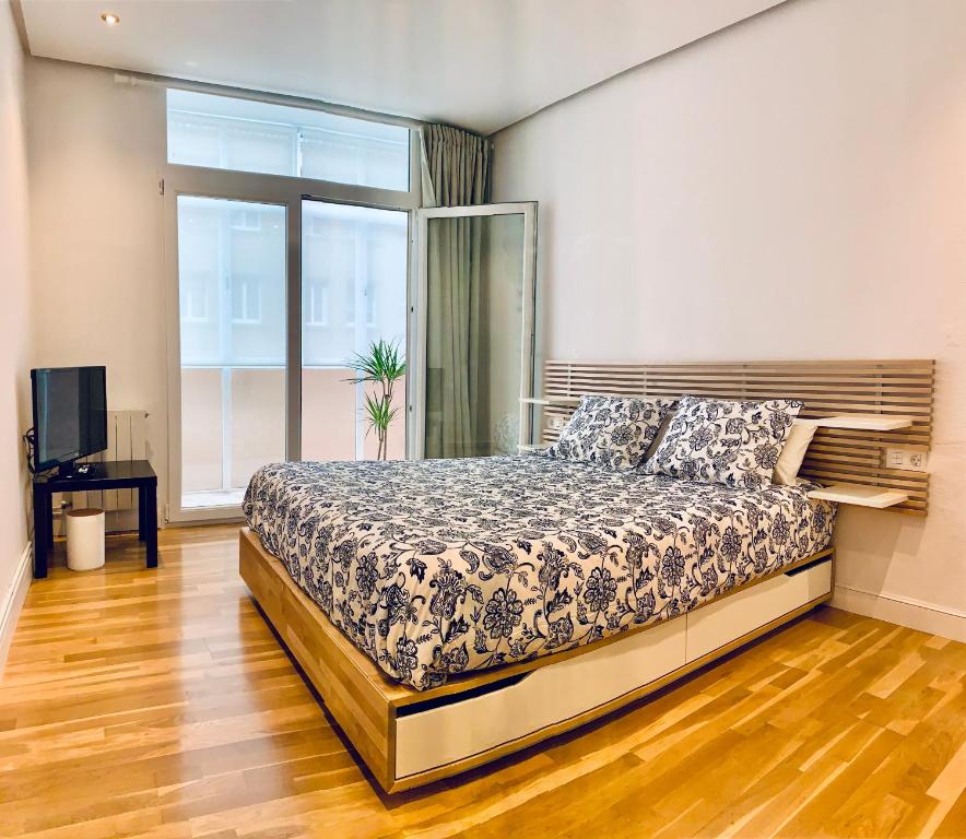 a bedroom with a bed and a television in it at Habitación privada en Bilbao Centro in Bilbao