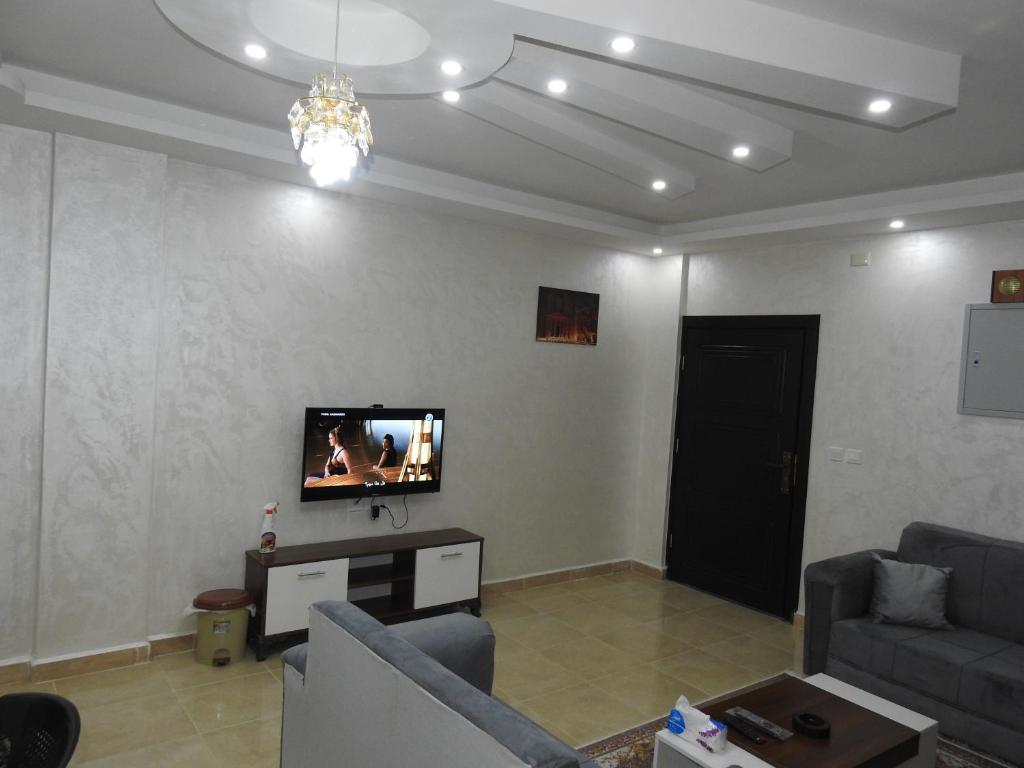 TV a/nebo společenská místnost v ubytování Amro Petra Apartment