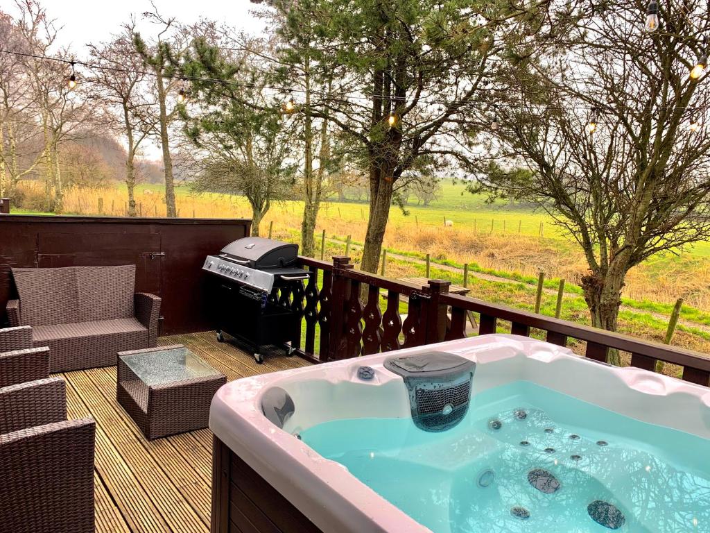 Zahrada ubytování Keer Side Lodge, Luxury lodge with private hot tub at Pine Lake Resort