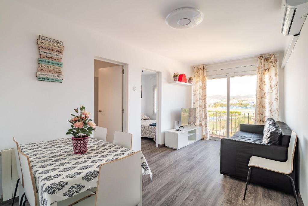 een woonkamer met een tafel en een bank bij LOVELY APARTMENT Barca 2 in Barcelona
