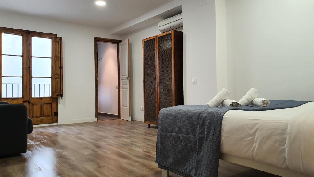 Postel nebo postele na pokoji v ubytování Barrio Gotico Apartments Escudellers