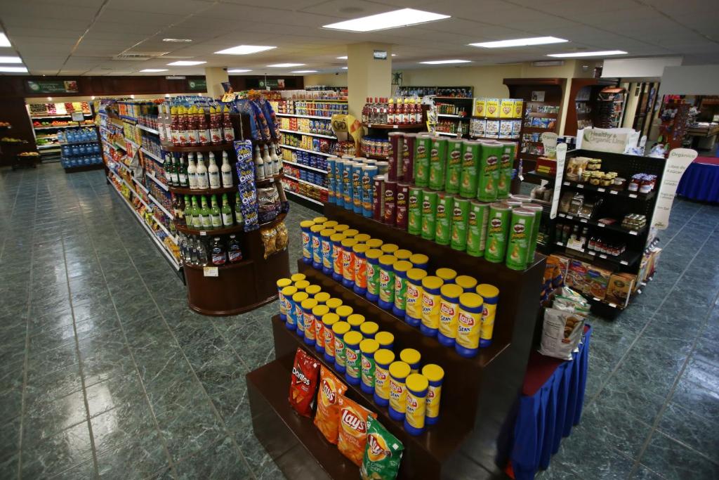 Supermarket nebo jiné obchody v  rezortu nebo okolí
