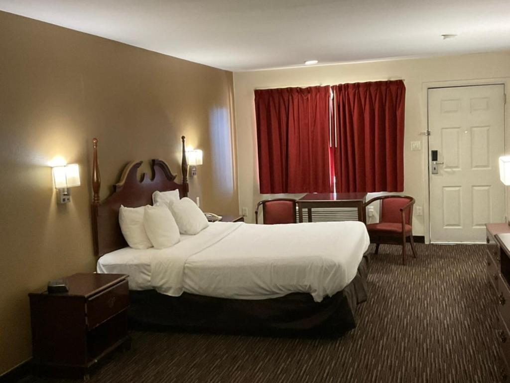 A bed or beds in a room at Atlantic Inn