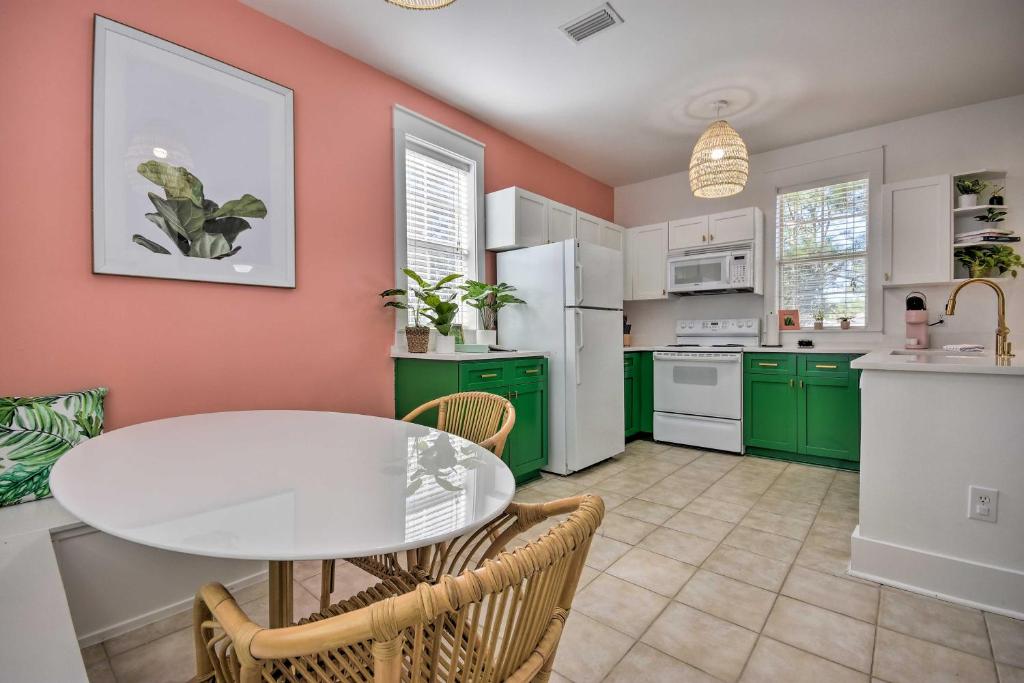 cocina con mesa blanca y armarios verdes en Easy Walk to Seagrove Beach Beverly Bungalow, en Santa Rosa Beach