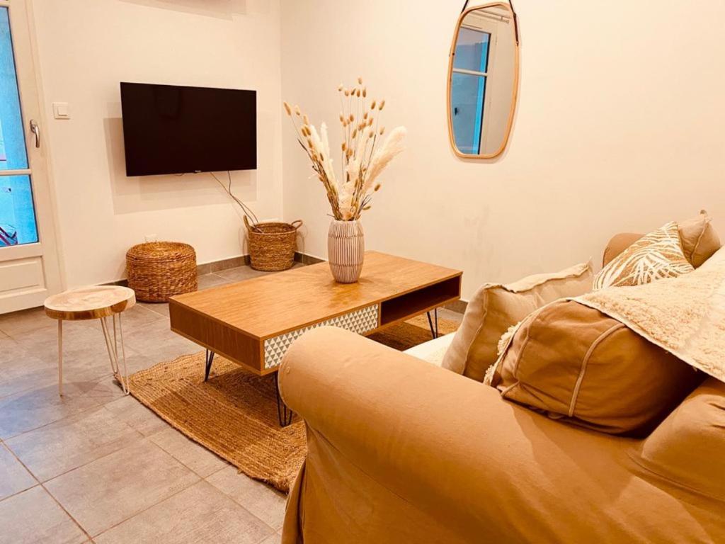 un salon avec un canapé et une table dans l'établissement « Douce Nuit Médiévale », à Hyères